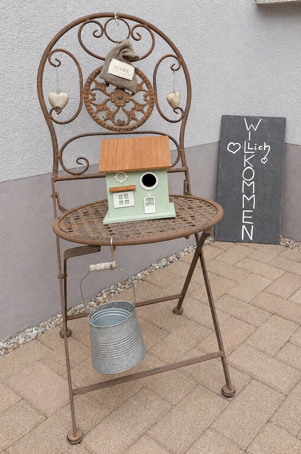 Nostalgische Deko mit Vogelhäuschen und „Willkommen“-Schild