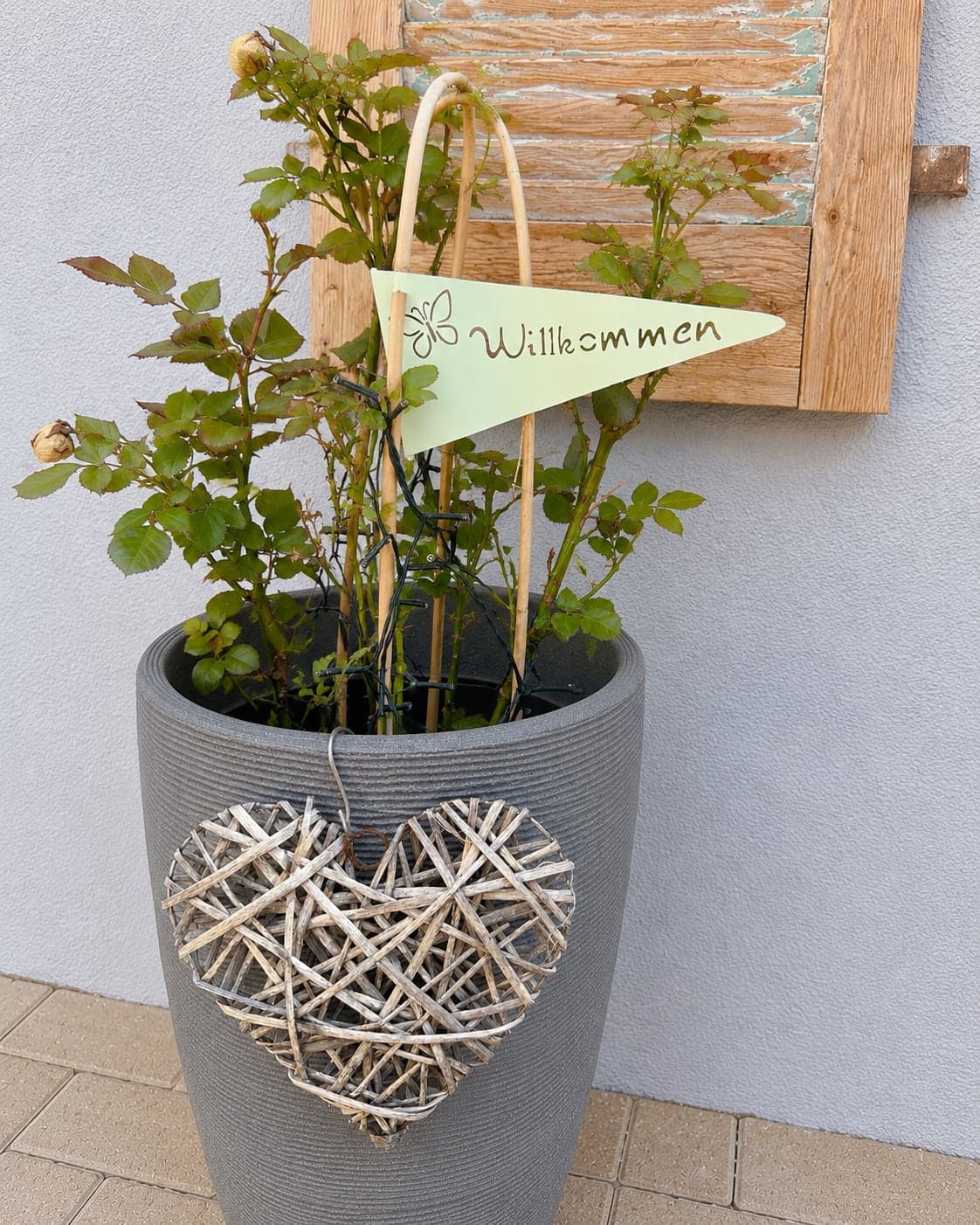 Rosenstock mit „Willkommen“-Gruß am Eingang