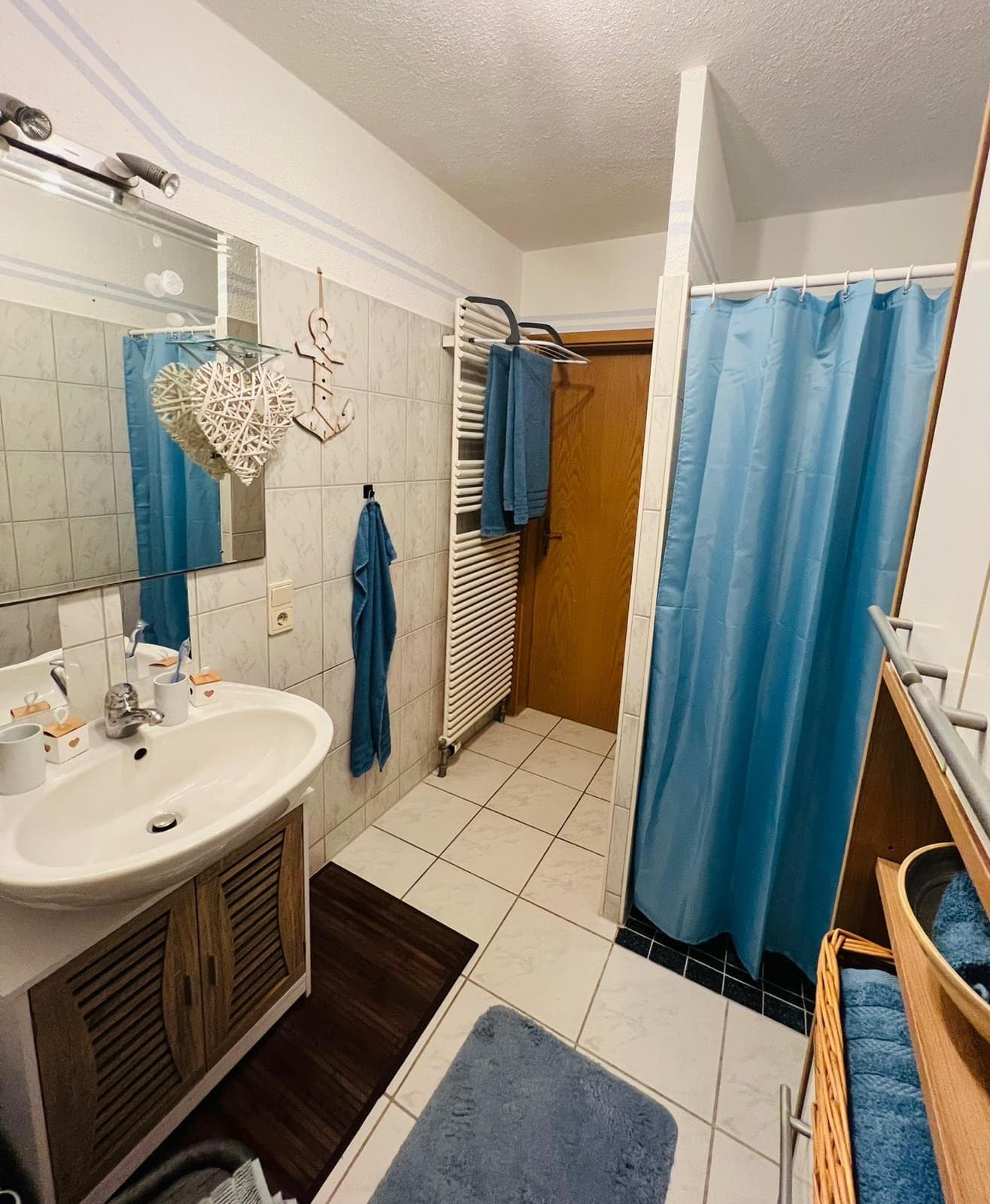 Badezimmer mit Dusche und Handtuchheizung