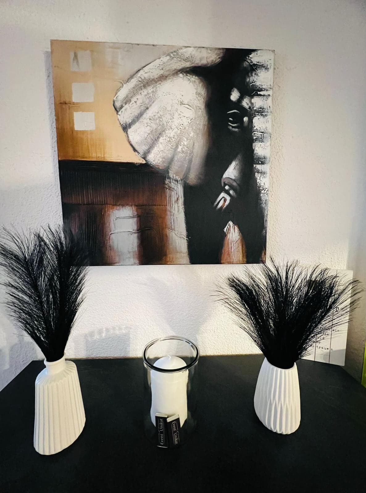 Dekoratives Detail mit Elefanten-Bild und Vasen