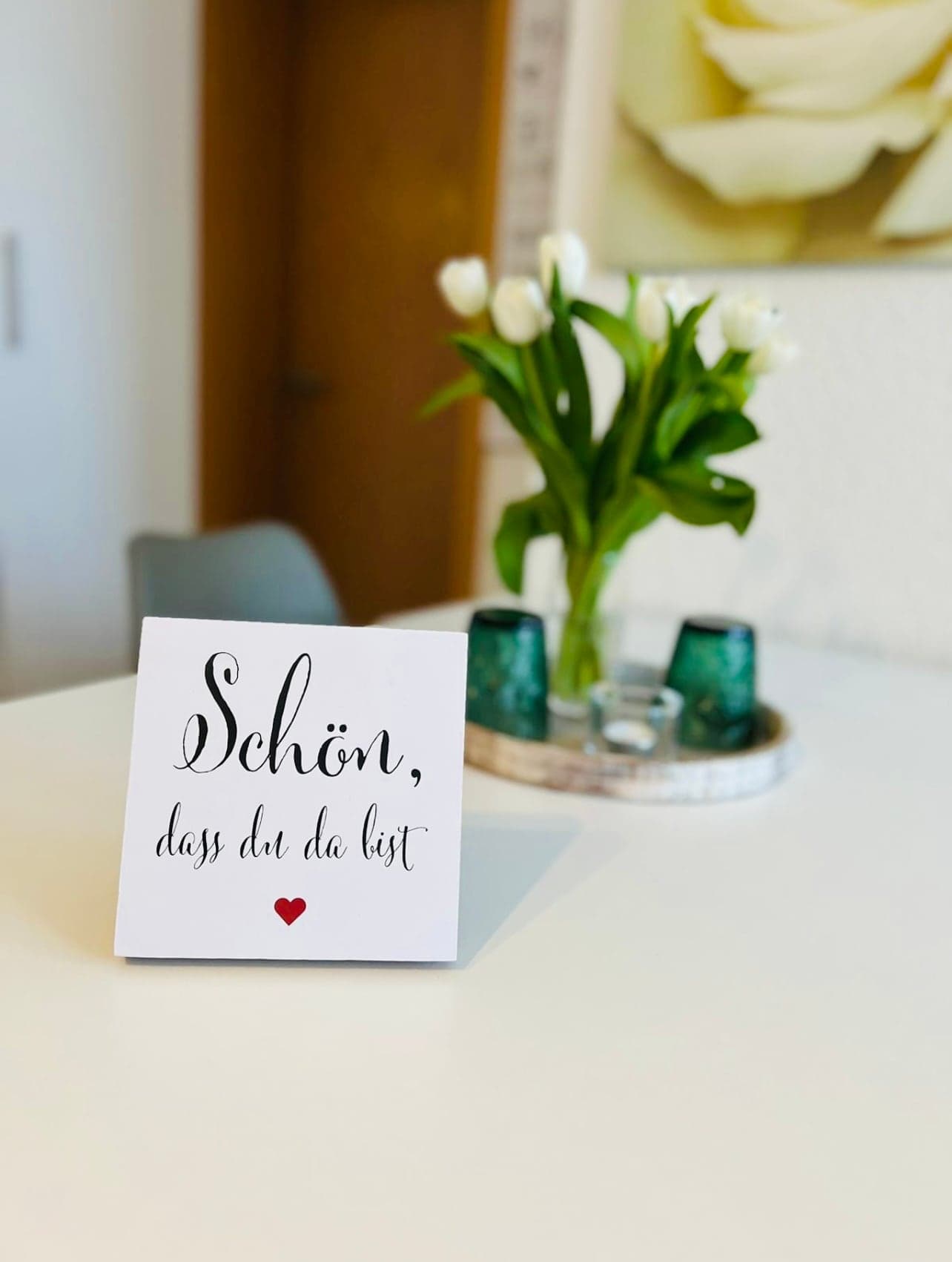 „Schön, dass du da bist“ – herzliche Willkommens-Deko mit frischen Tulpen