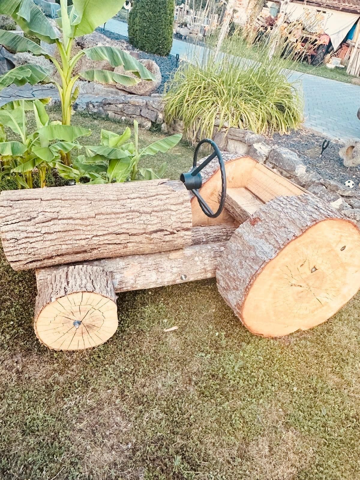 Bepflanzter Korb auf einem Vintage-Stuhl im Garten