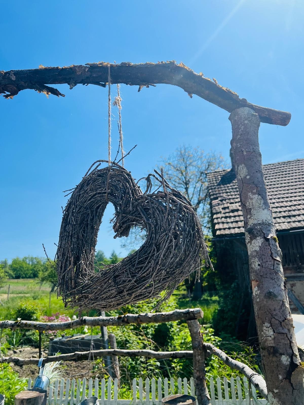 Liebevoll bepflanzte Deko-Ecke im Garten