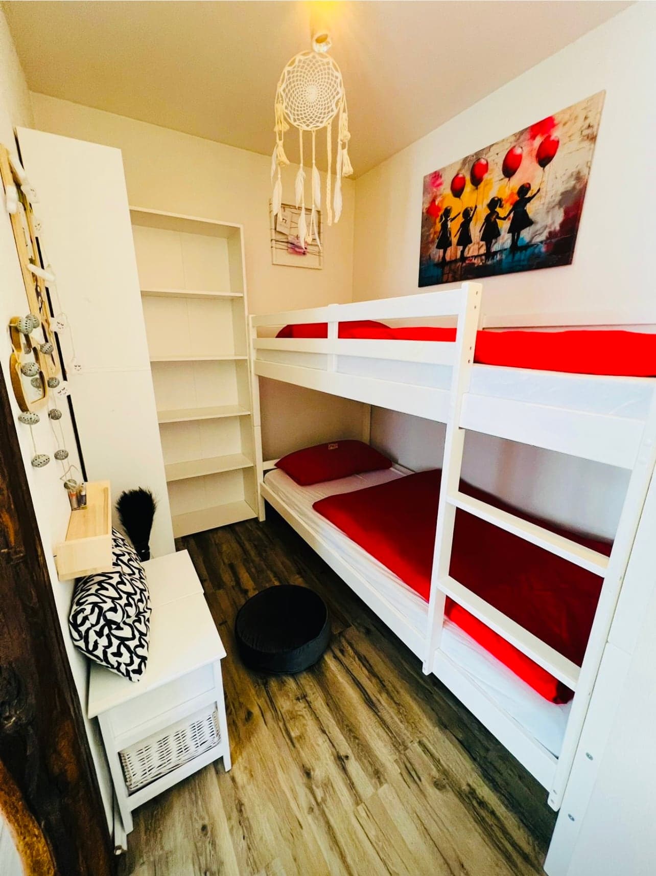 Kinderbereich mit Etagenbett, Nachttisch und Lichterkette