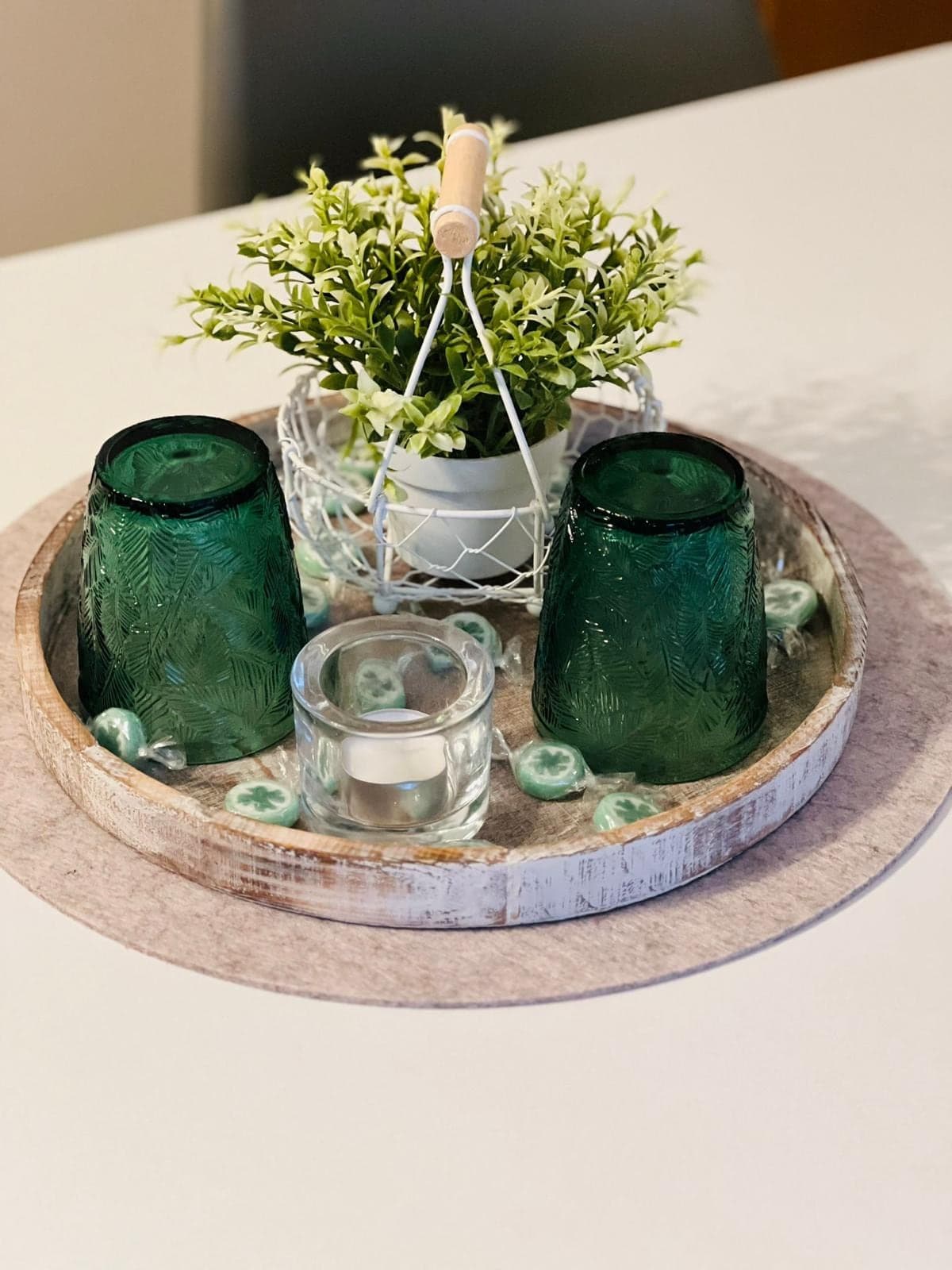 Liebevolle Tisch-Deko mit Gläsern und kleiner Pflanze