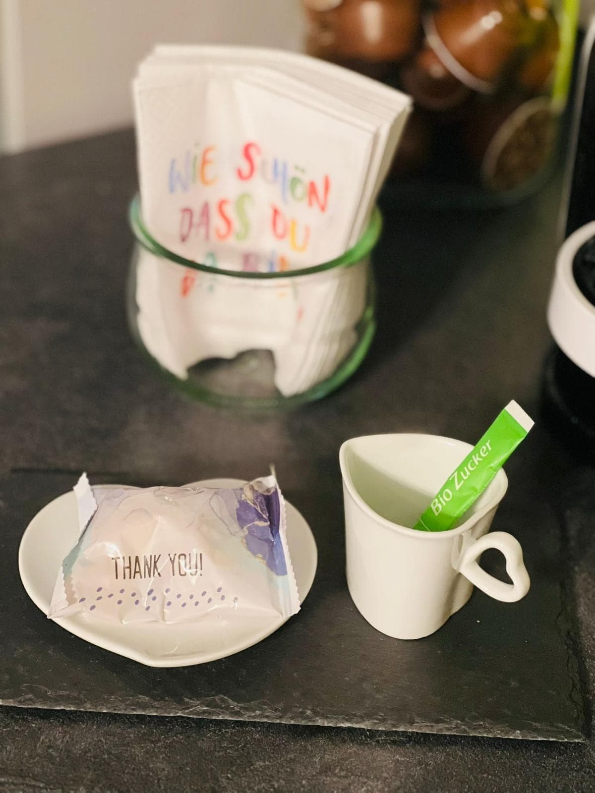 Kaffee-Ecke mit Kapselmaschine und herzlichem Willkommensgruß