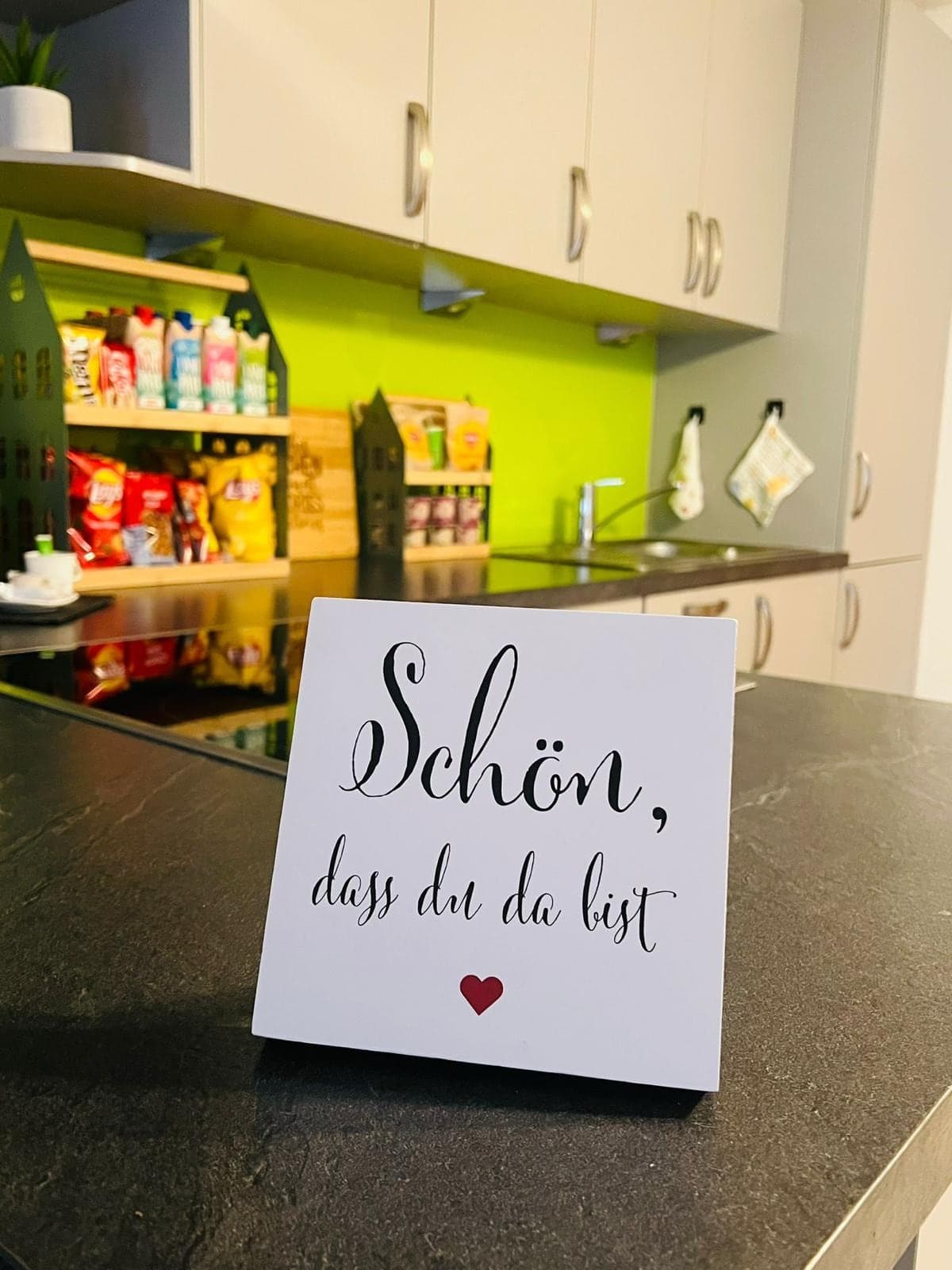 Voll ausgestattete Küche mit kleiner Snack-Ecke