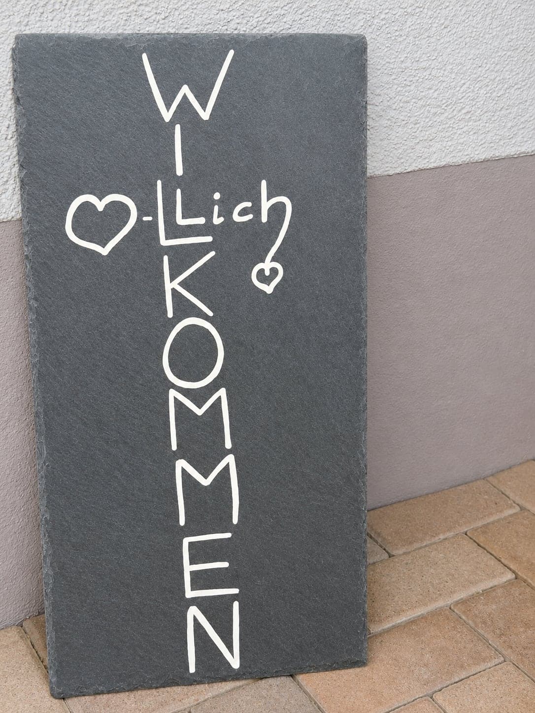 Schiefertafel mit der Aufschrift „Willkommen“