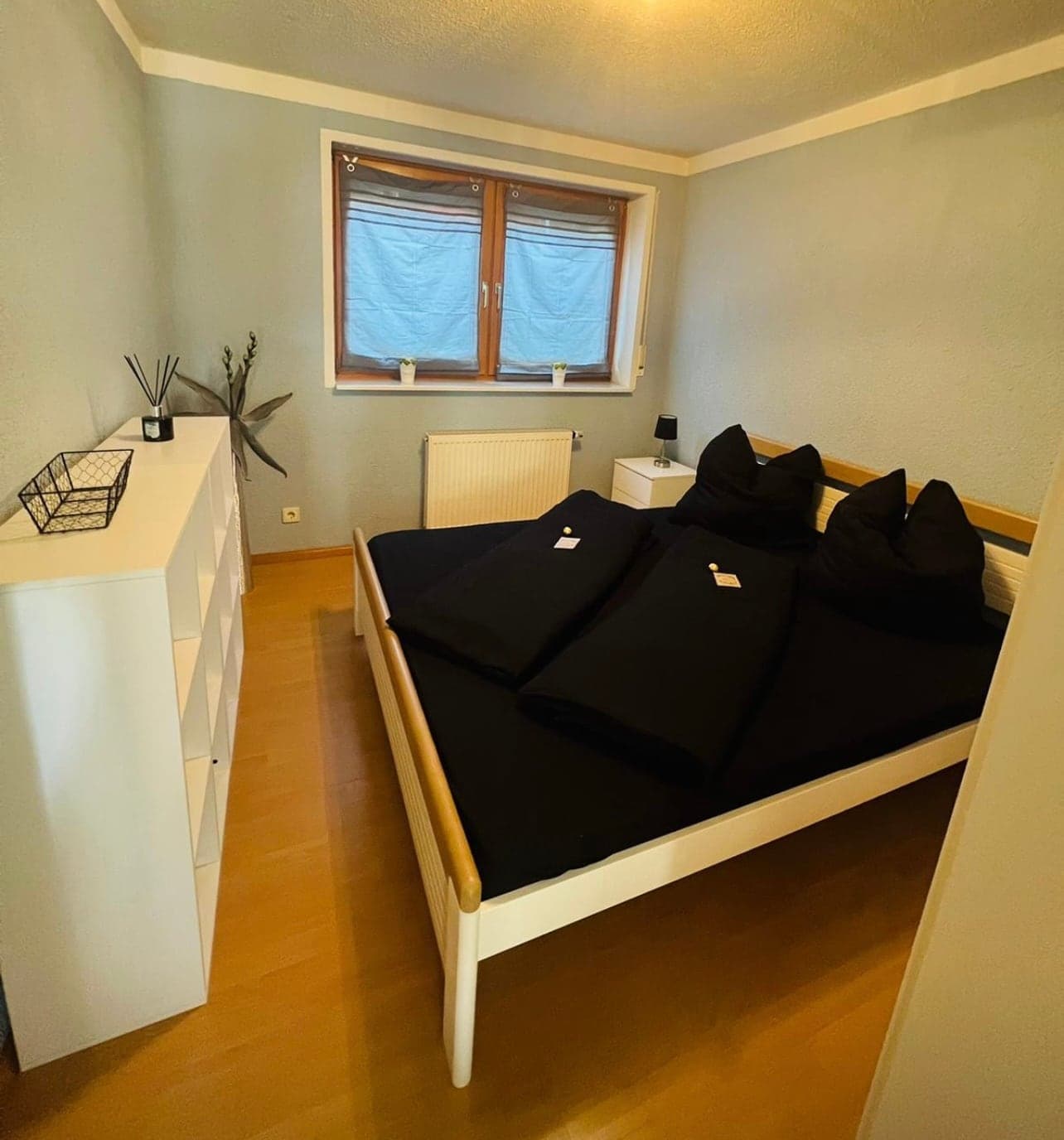 Schlafzimmer mit Doppelbett und Kommode