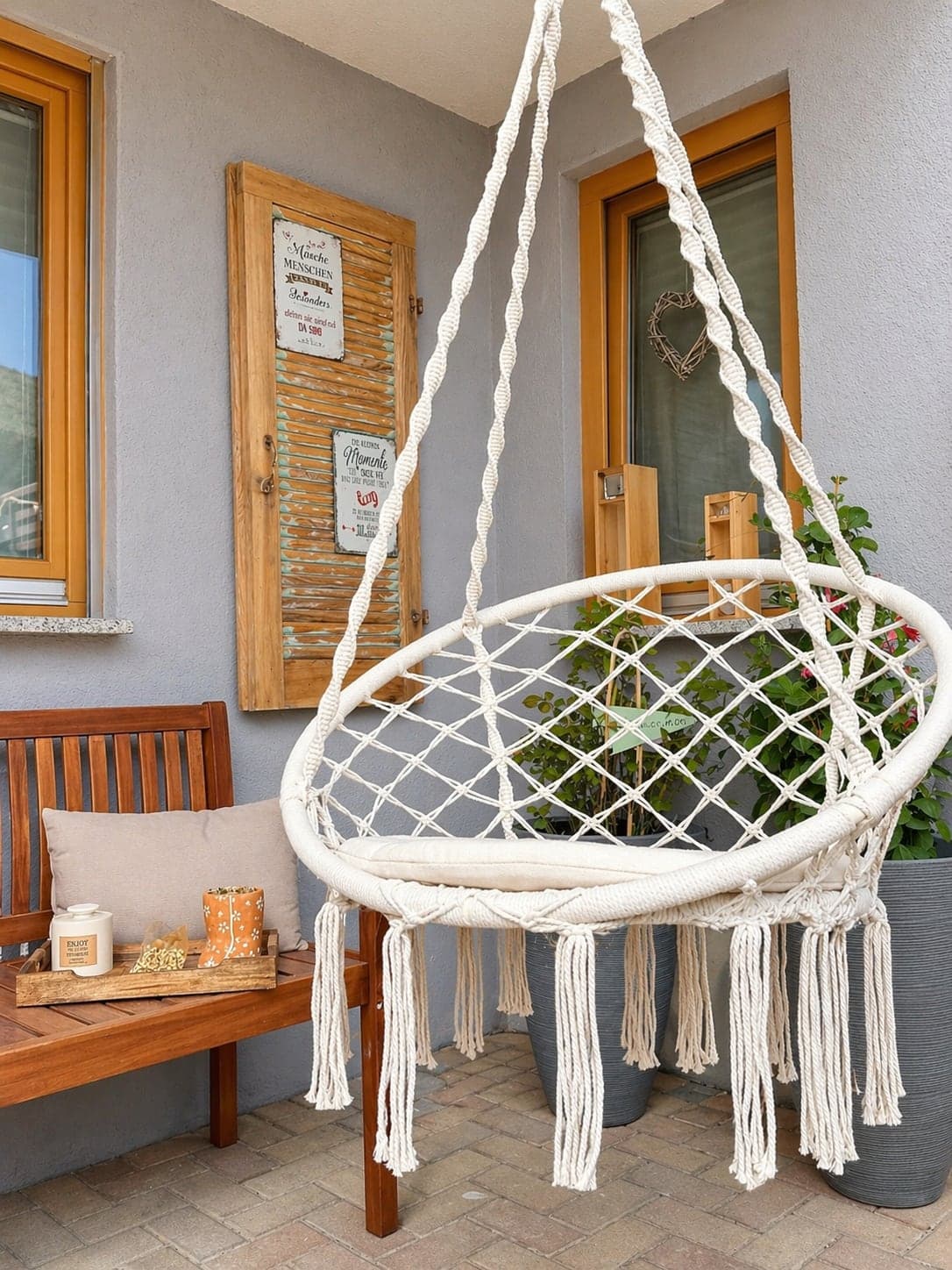 Makramee-Hängesessel auf der gemütlichen Terrasse