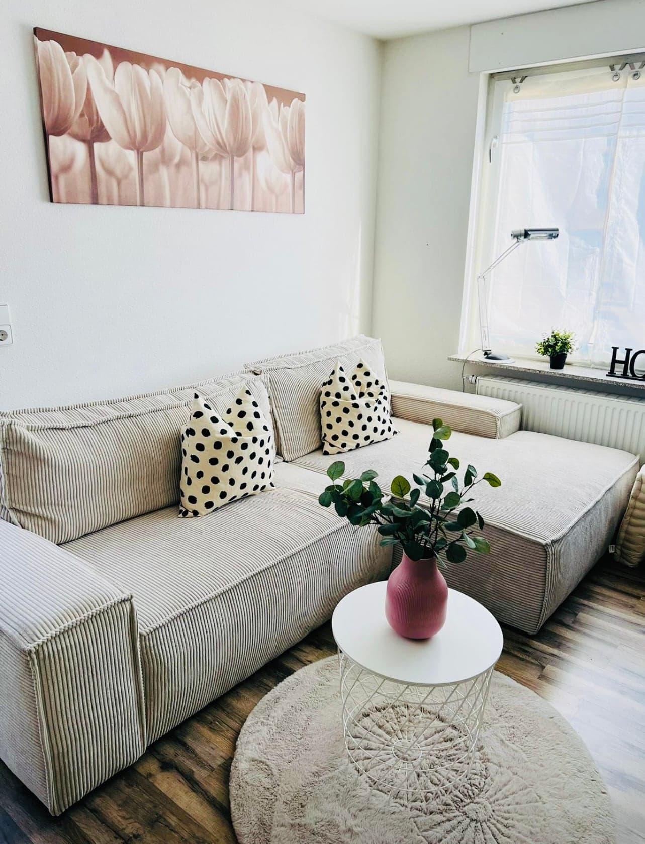 Gemütliche Sofaecke mit Cord-Sofa und Couchtisch
